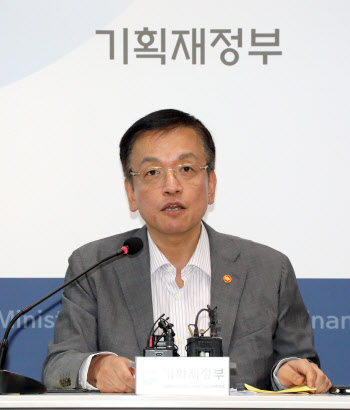 최상목 "이공계 석·박사 학생 연구자들 내년 예산으로 적극 지원"