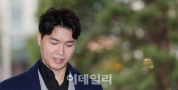 `박수홍 동거설 유포` 형수 "횡령범 낙인 힘들어"…檢, 징역 10월 구형