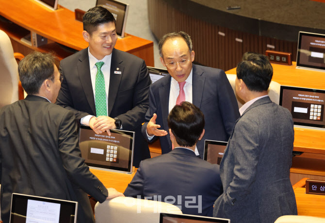 [포토]본회의, '대화하는 추경호 원내대표'