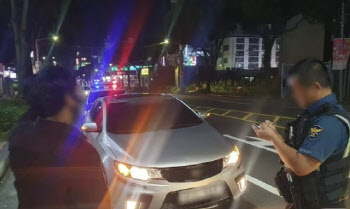 쇼핑몰서 산 '수상한 번호판' 달고 운전한 유학생…잡고 보니 무면허