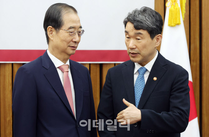 [포토]당정협의, '대화하는 한덕수-이주호'