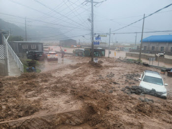 46년 만의 기록적 폭우…300mm 물폭탄에 쑥대밭 된 울릉도