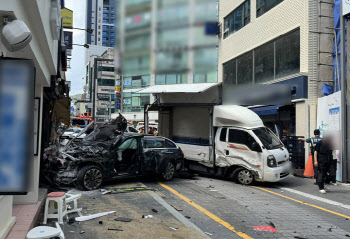 ‘2명 사망’ 돌진사고 관련 70대 운전자 입건…차량 결함 조사