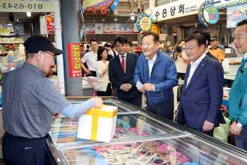 행안부 장관, 추석연휴 대책 점검…요양원에 위문품 전달