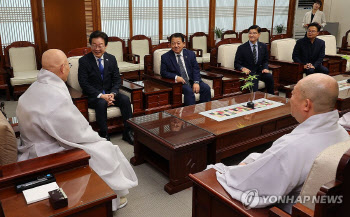 진우스님 예방한 이재명 대표 "종교계, 의료문제 중재해 달라"