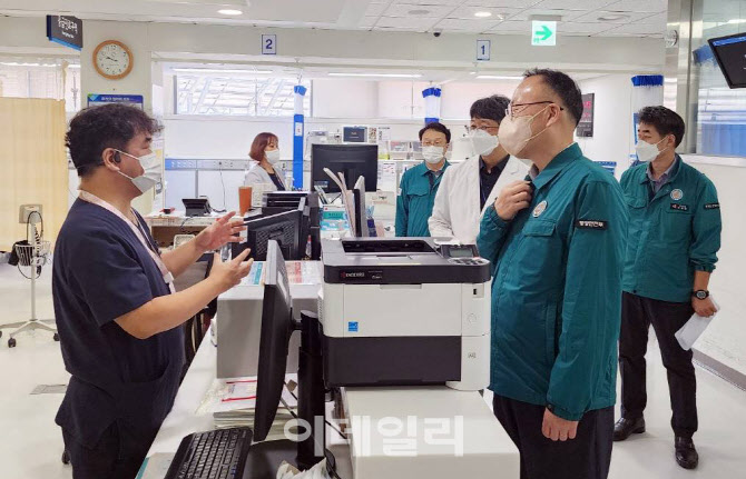 [포토]'경기도의료원 안성병원 현장 점검 나선 이한경 재난안전관리본부장'