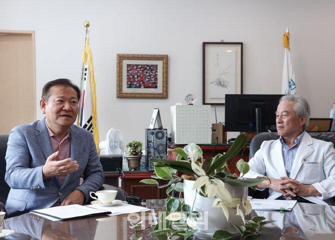 [포토]추석연휴 비상진료에 따른 애로사항 청취하는 이상민 행안부 장관