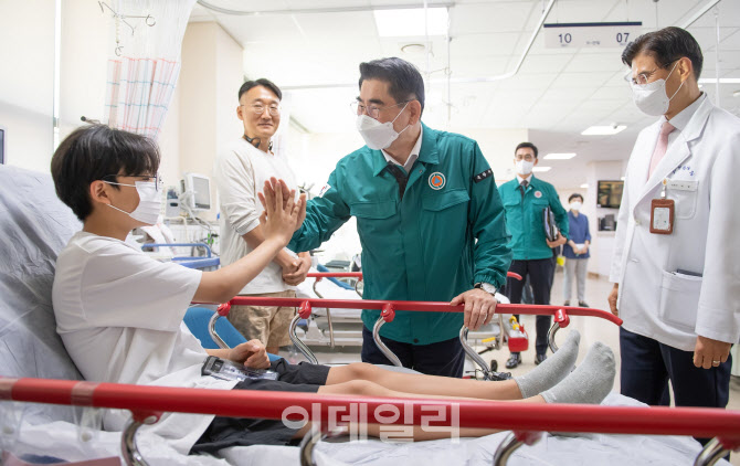 [포토]입원치료중인 군인자녀 격려하는 김용현 국방부 장관