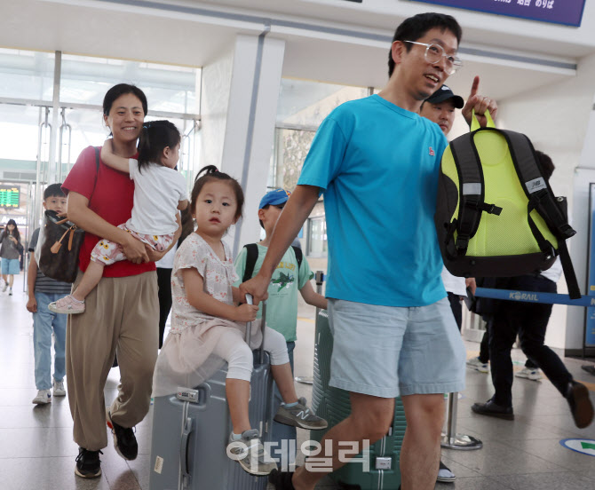 [포토]‘연휴 끝 · 집으로’ … 귀경객들로 붐비는 서울역