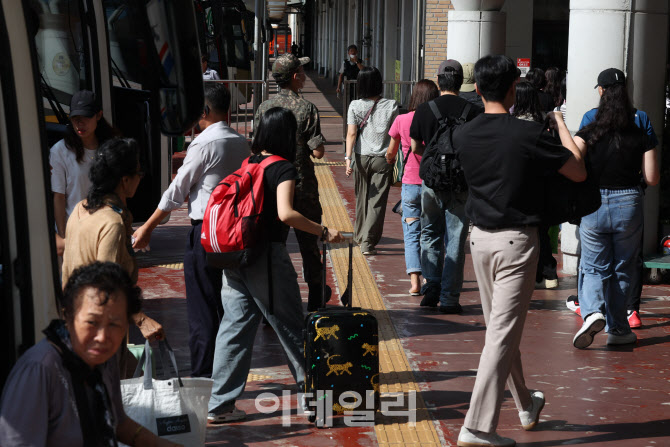 [포토]연휴 마지막날, 고향에서 돌아온 시민들