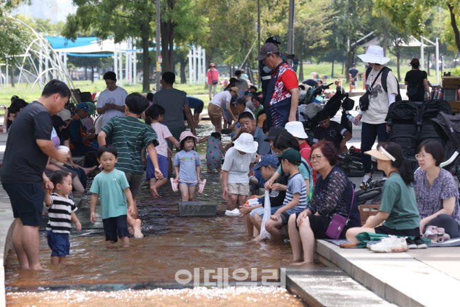 [포토]연휴 마지막 날 폭염 피해 온 시민들