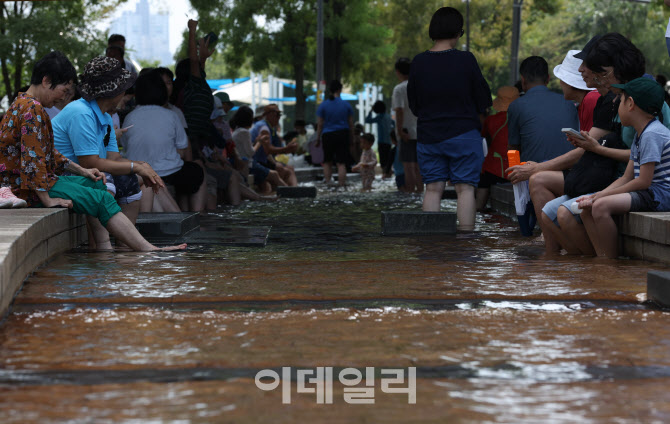 [포토]더위 식히는 시민들