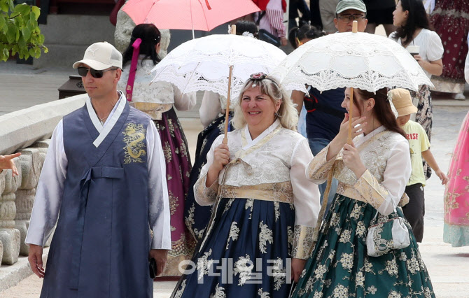 [포토]나들이객으로 붐비는 고궁