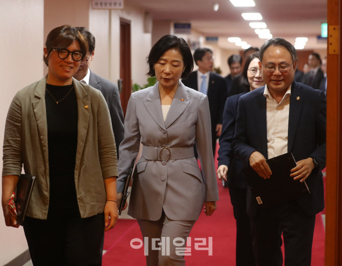 [포토] 국무회의 참석하는 오영주 중기부 장관