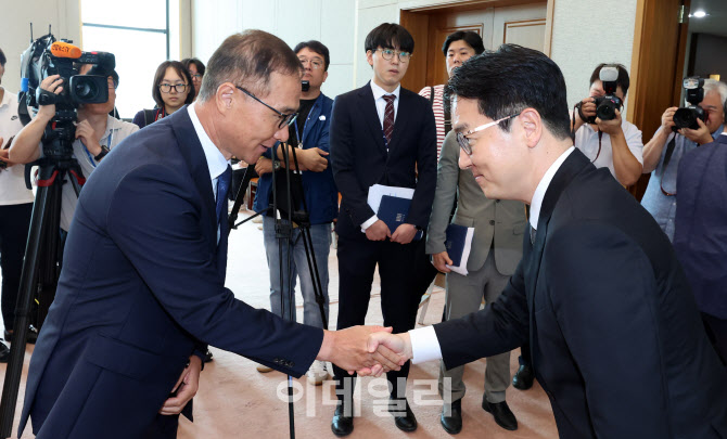 [포토]검사들과 인사하는 심우정 신임 검찰총장