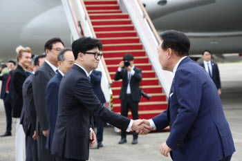 윤석열, 한동훈 등 與지도부와 24일 만찬…싸늘한 민심 잡을까