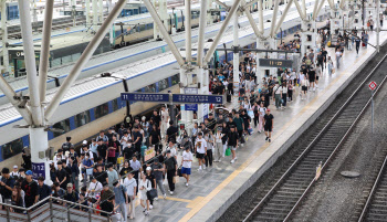 올 추석 281만명 열차 탔다…18일 KTX 이용객 '역대 연휴 최다'