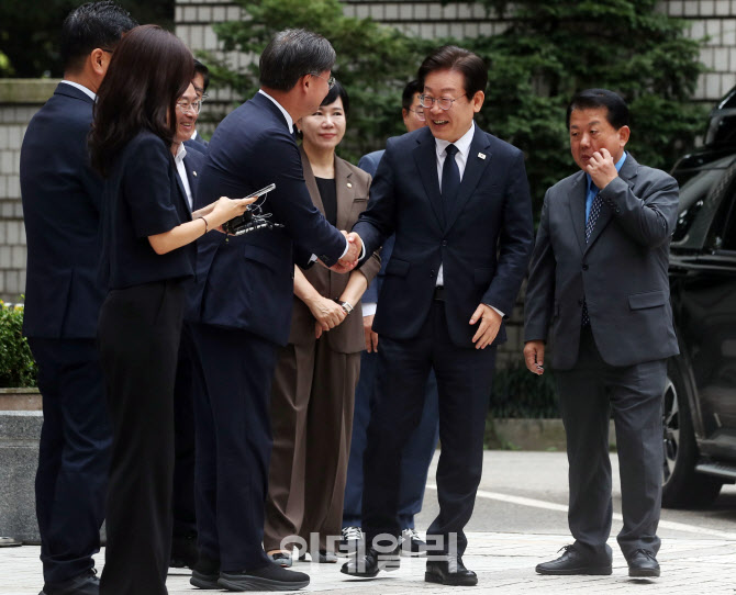 [포토] 의원들 인사받으며 서울지법 출석하는 이재명 대표