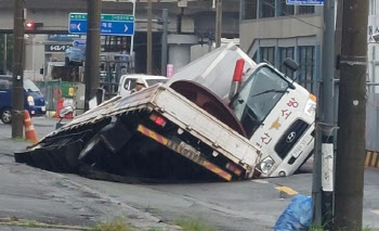 200mm 폭우에 부산서 대형 땅꺼짐…트럭 2대 추락