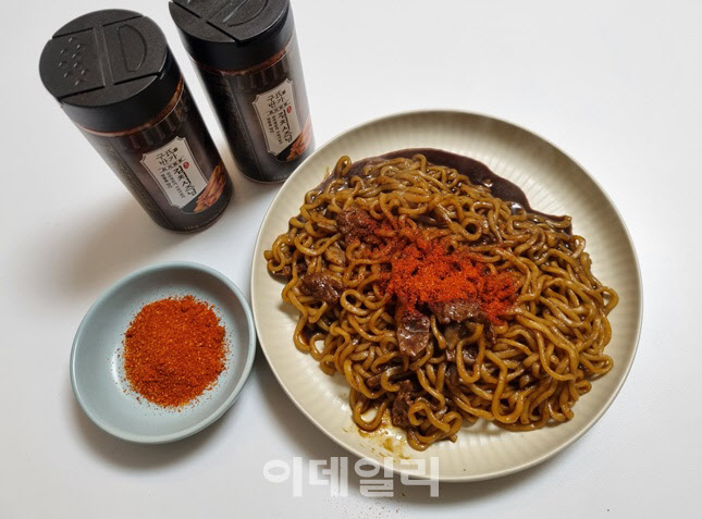 "김치를 갈아 가루로?" 짜파게티랑 맛보니…외국도 반할 만 하네 [먹어보고서]