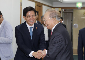 [포토]김문수 고용부 장관, 손경식 경총 회장 내방