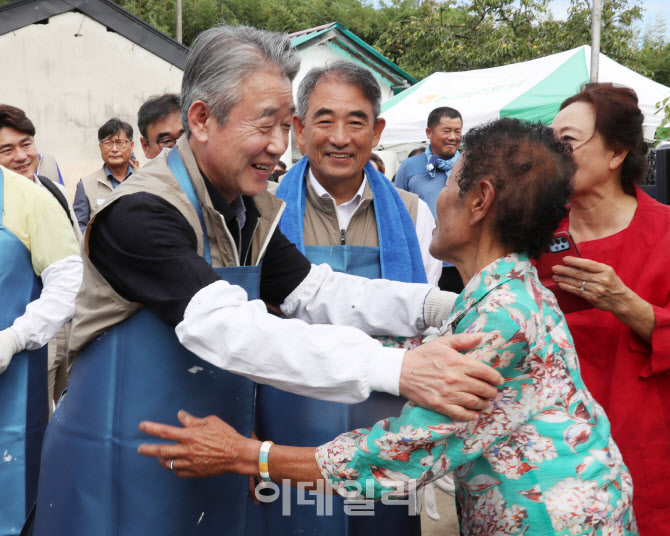 [포토] 농협, 사랑의 집고치기