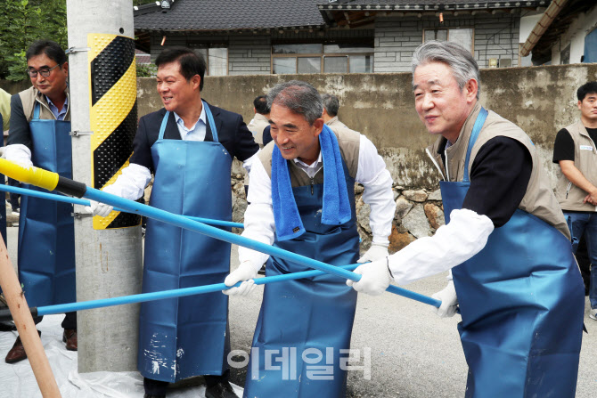 [포토] 사랑의 집고치기 참여한 강호동 농협회장