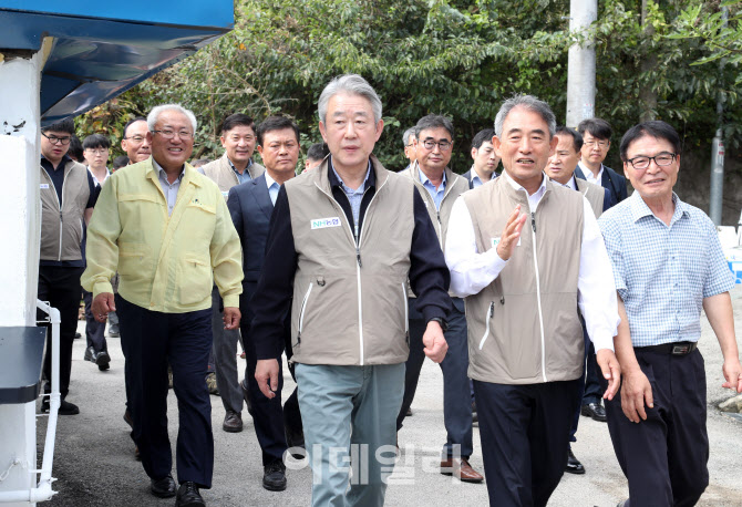 [포토] 농협, 사랑의 집고치기 봉사활동