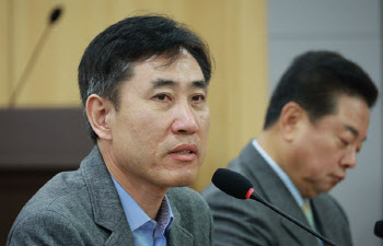 하태경 “‘브래지어 끈이 내려갔다’ 드라마…시청률 대박 날 것”