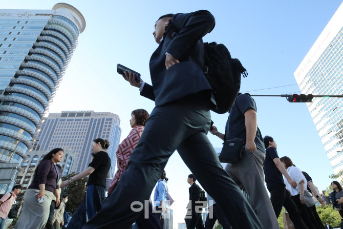 [포토]뚝 떨어진 기온, 긴팔 필수