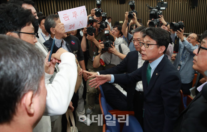 [포토]민주당 금투세 토론회, '개인 투자자들과 대화하는 진성준'