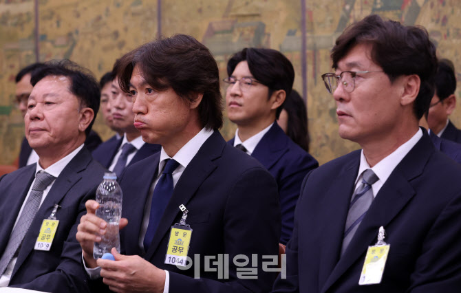 [포토]'표정 어두운 축구인들'