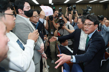 민주당 '금투세 토론회' 난입한 투자자들 "표 달라고 고개 숙이더니"