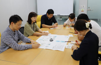 도레이첨단소재, 시각장애 아동과 함께 만든 ‘체인지카드’ 기부