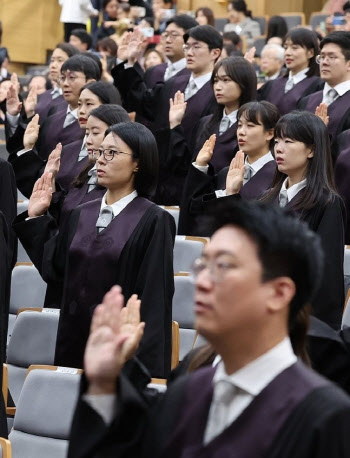 판사 임용 최소경력 '5년 유지'…국회 법사위 의결