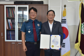 알몸으로 여고 들어가려던 남성…배움터지킴이가 막았다