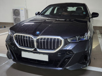 강해져서 돌아왔다…‘럭셔리 PHEV 세단’ BMW 뉴 530e[타봤어요]