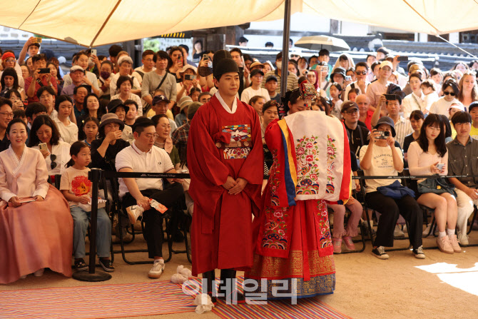 [포토]혼인 잔치 관람하는 관광객들