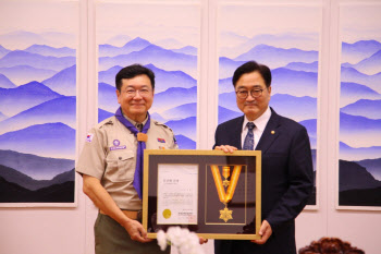 우원식 국회의장, 한국스카우트연맹서 `무궁화 금장` 수상