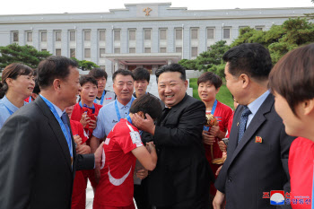 “온나라에 희열”…김정은, U-20 우승 北 여자축구팀 격려