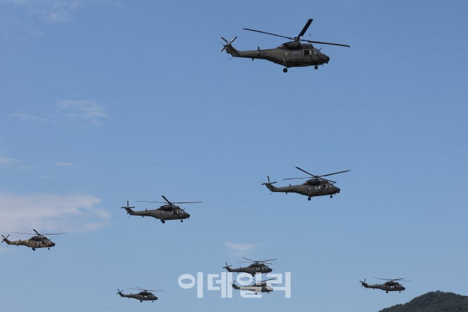 [포토]서울 상공을 비행하는 국군 헬기