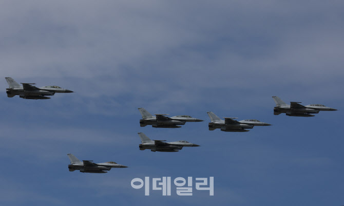 [포토]공군 주력 전투기, 서울 상공에서 비행