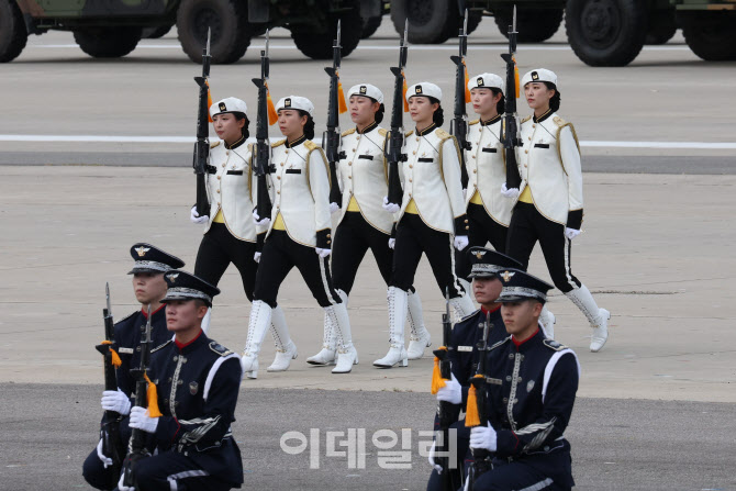 [포토]여군 의장대의 시범