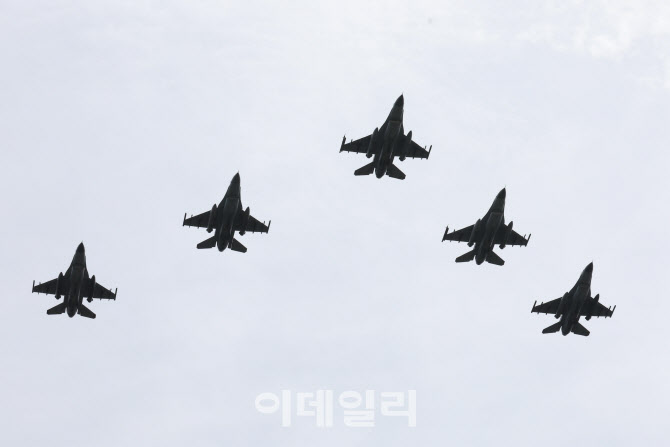 [포토]서울 상공을 가르는 공군 F-16 전투기