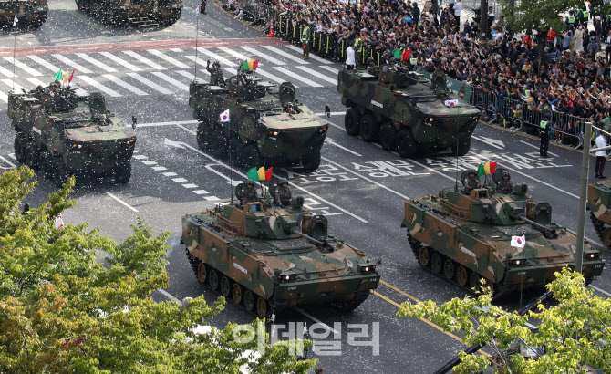 [포토]육군 기갑부태 행진에 환호하는 시민들