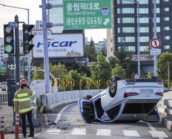 한남대교 출입로 승용차 전복 사고…출근길 정체