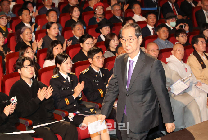 [포토]단상으로 향하는 한덕수 국무총리