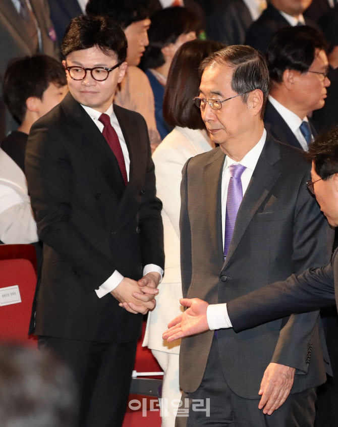 [포토]한동훈 대표와 인사없이 자리로 향하는 한덕수 국무총리