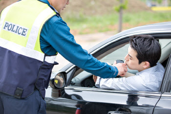 뺨 맞고 포르쉐 빼앗겼는데…폭행범과 나란히 처벌받은 車주인