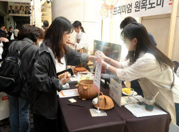 [포토]"친환경 도마·빨대 사고 푸짐한 경품까지"